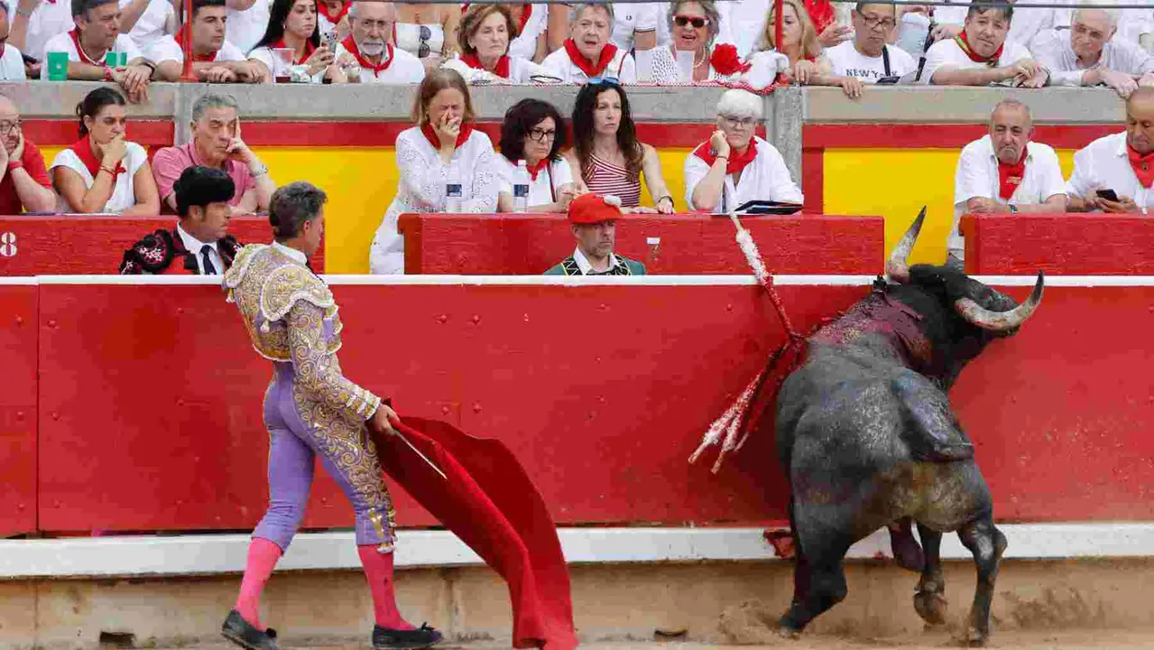 El torero Manuel Escribano durante la lidia a su segundo toro de la tarde en la décima de abono de la Feria de Toro de los Sanfermines 2025 con toros de la ganadería gaditana de Miura y en la que comparte cartel con los diestros Damián Castaño y Jesús Enrique Colombo. EFE/ Villar Lopez