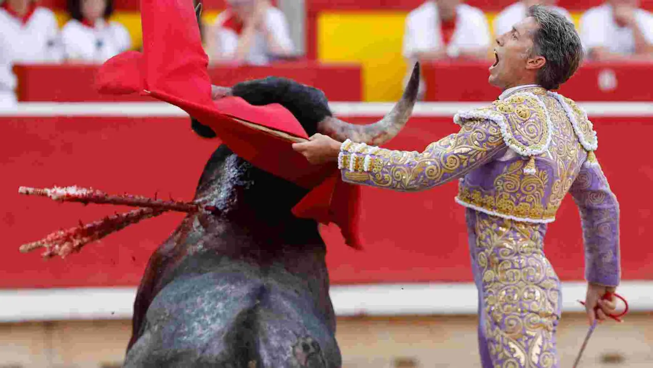 El torero Manuel Escribano durante la lidia a su segundo toro de la tarde en la décima de abono de la Feria de Toro de los Sanfermines 2025 con toros de la ganadería gaditana de Miura y en la que comparte cartel con los diestros Damián Castaño y Jesús Enrique Colombo. EFE/ Villar Lopez