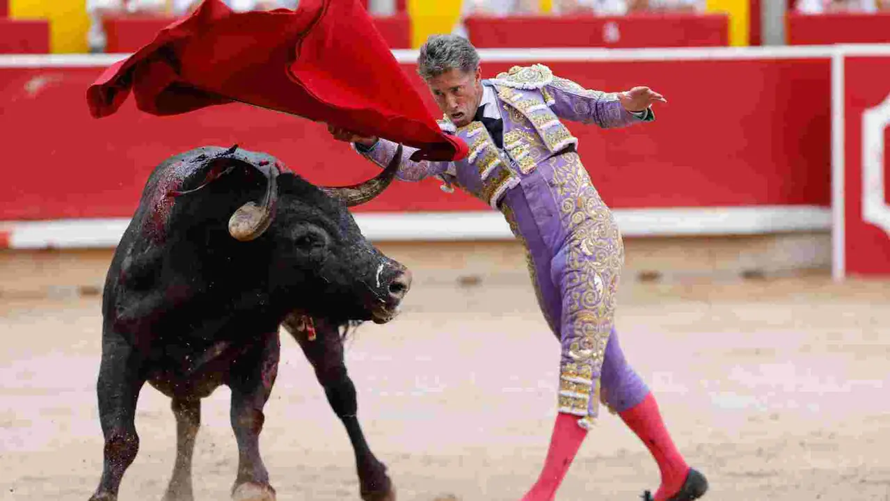El torero Manuel Escribano durante la lidia a su segundo toro de la tarde en la décima de abono de la Feria de Toro de los Sanfermines 2025 con toros de la ganadería gaditana de Miura y en la que comparte cartel con los diestros Damián Castaño y Jesús Enrique Colombo. EFE/ Villar Lopez