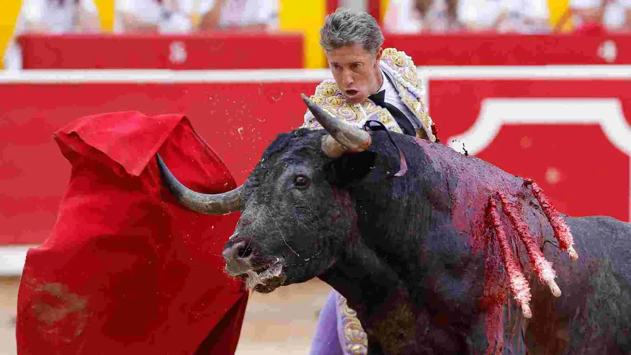 El torero Manuel Escribano durante la lidia a su segundo toro de la tarde en la décima de abono de la Feria de Toro de los Sanfermines 2025 con toros de la ganadería gaditana de Miura y en la que comparte cartel con los diestros Damián Castaño y Jesús Enrique Colombo. EFE/ Villar Lopez