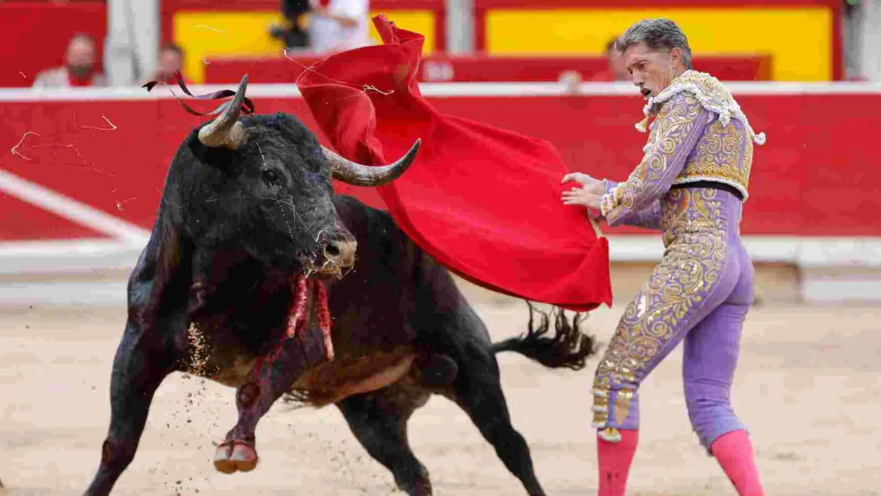 El torero Manuel Escribano durante la lidia a su segundo toro de la tarde en la décima de abono de la Feria de Toro de los Sanfermines 2025 con toros de la ganadería gaditana de Miura y en la que comparte cartel con los diestros Damián Castaño y Jesús Enrique Colombo. EFE/ Villar Lopez