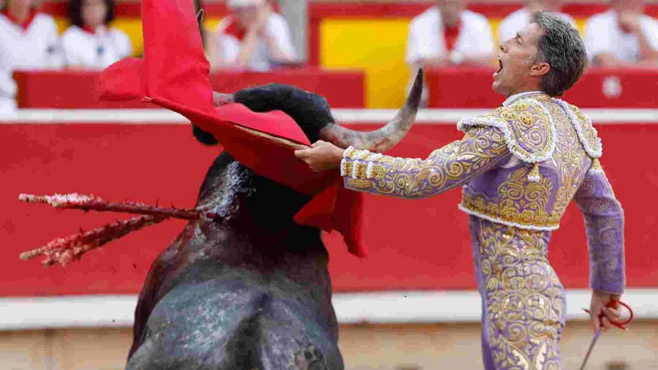El torero Manuel Escribano durante la lidia a su segundo toro de la tarde en la décima de abono de la Feria de Toro de los Sanfermines 2025 con toros de la ganadería gaditana de Miura y en la que comparte cartel con los diestros Damián Castaño y Jesús Enrique Colombo. EFE/ Villar Lopez