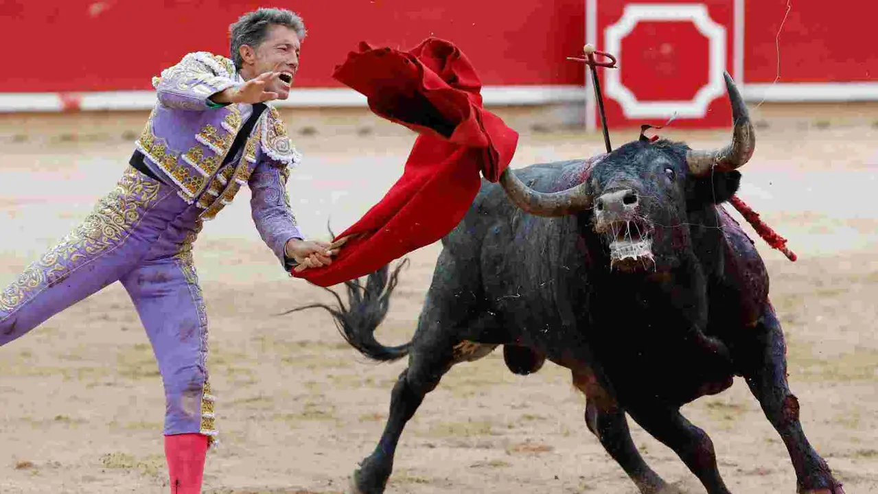El torero Manuel Escribano durante la lidia a su segundo toro de la tarde en la décima de abono de la Feria de Toro de los Sanfermines 2025 con toros de la ganadería gaditana de Miura y en la que comparte cartel con los diestros Damián Castaño y Jesús Enrique Colombo. EFE/ Villar Lopez