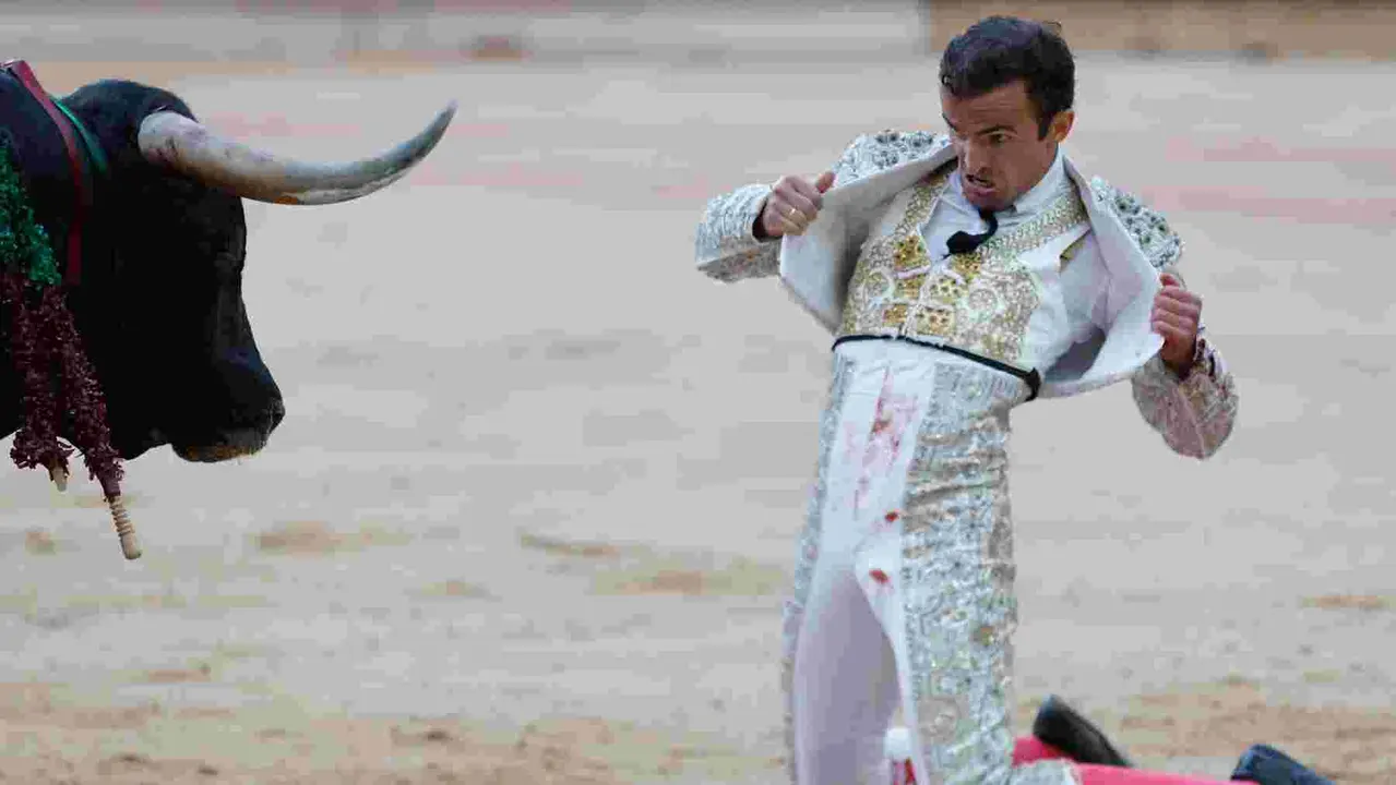El torero Damián Castaño durante la lidia a su segundo toro de la tarde en la décima de abono de la Feria de Toro de los Sanfermines 2025 con toros de la ganadería gaditana de Miura y en la que comparte cartel con los diestros Manuel Escribano y Jesús Enrique Colombo. EFE/ Villar López