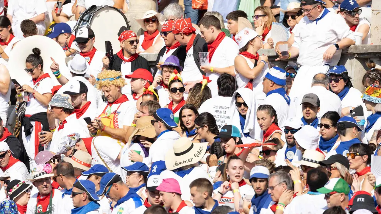 Ambiente en la última corrida de la Feria de San Fermín. Maite H. Mateo..-04
