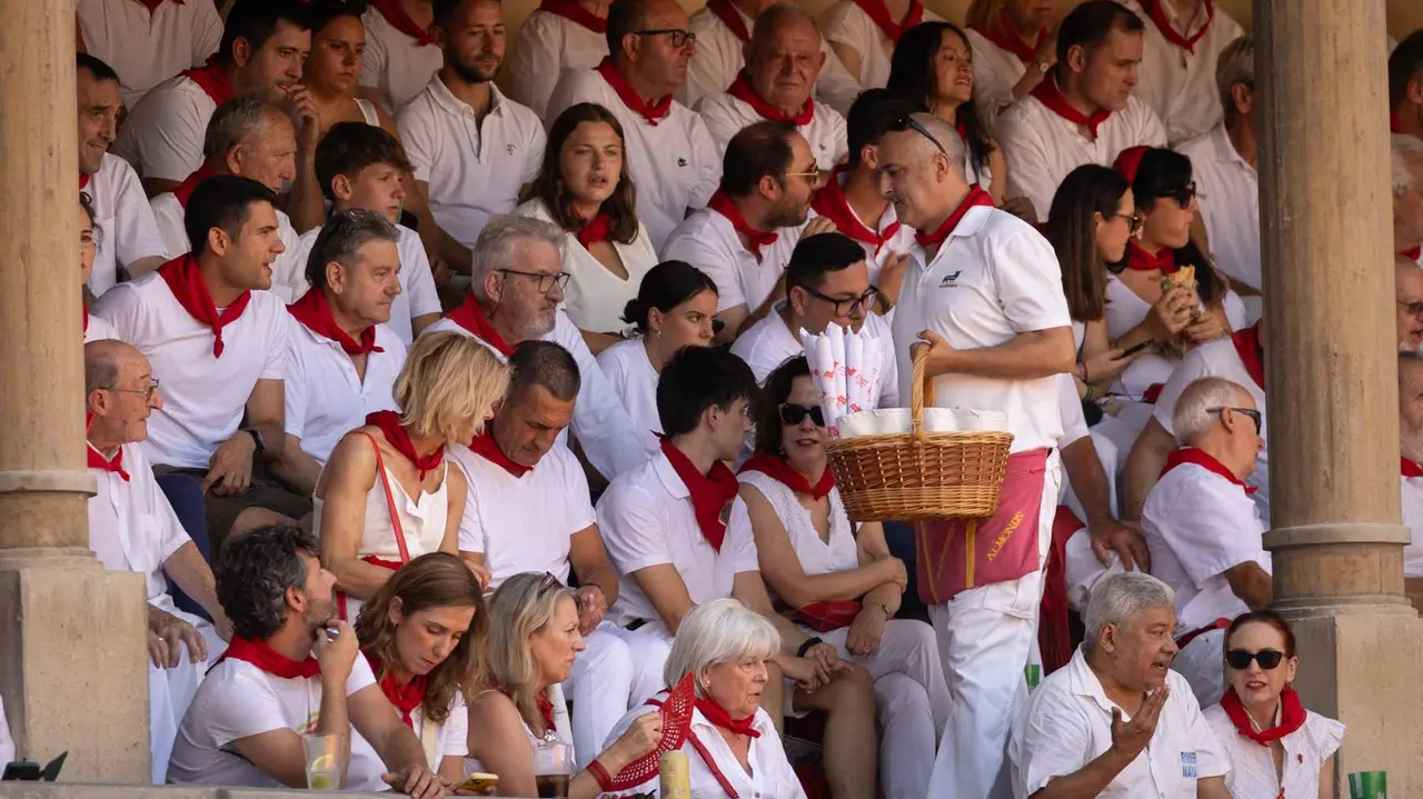 Ambiente en la última corrida de la Feria de San Fermín. Maite H. Mateo..-10