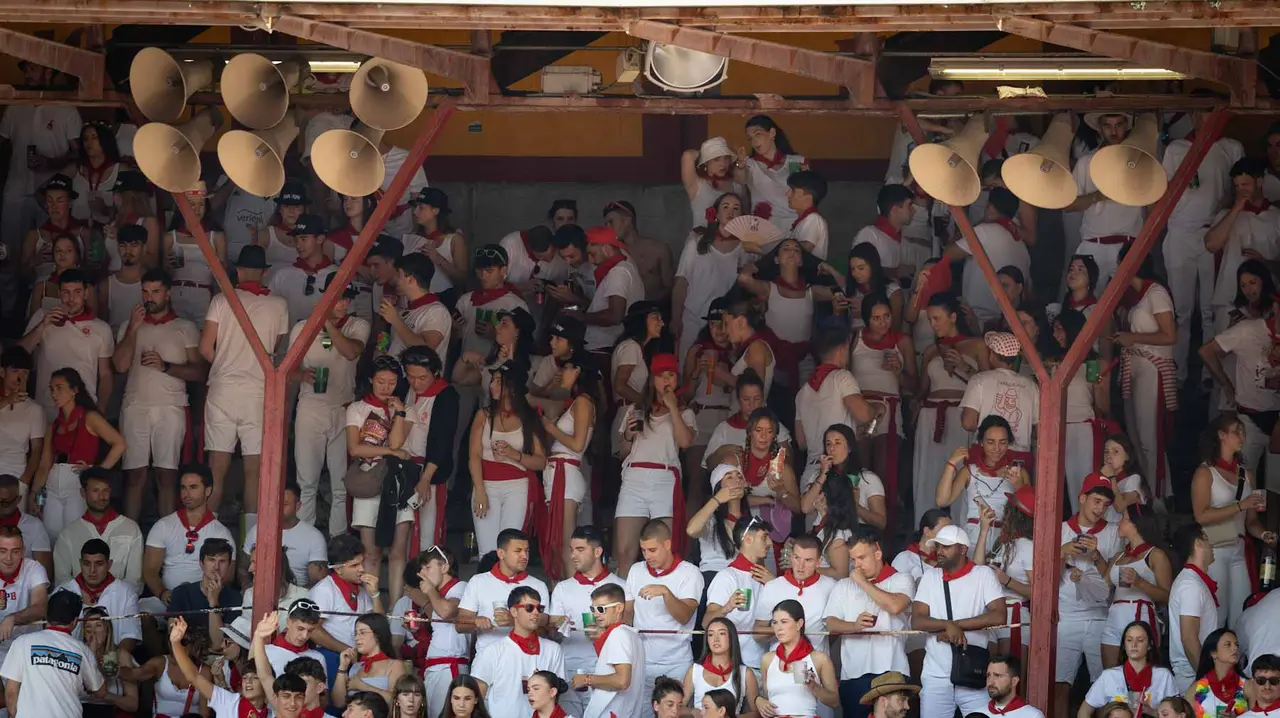 Ambiente en la última corrida de la Feria de San Fermín. Maite H. Mateo..-11