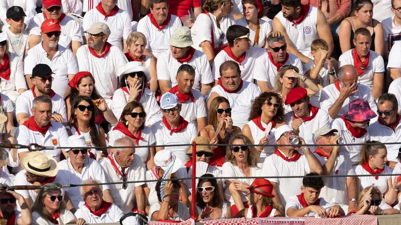 Ambiente en la última corrida de la Feria de San Fermín. Maite H. Mateo..-27