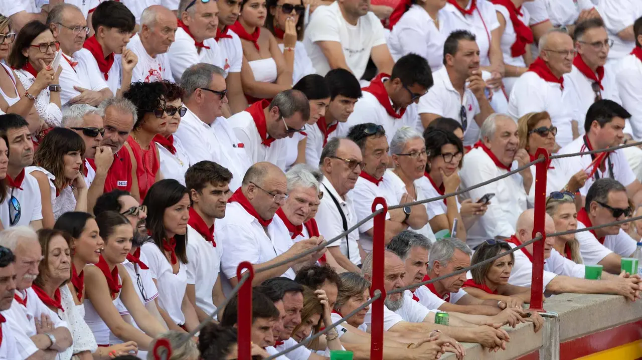 Ambiente en la última corrida de la Feria de San Fermín. Maite H. Mateo..-31