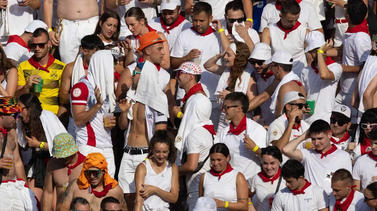 Ambiente en la última corrida de la Feria de San Fermín. Maite H. Mateo..-37
