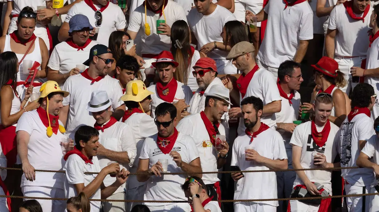 Ambiente en la última corrida de la Feria de San Fermín. Maite H. Mateo..-38