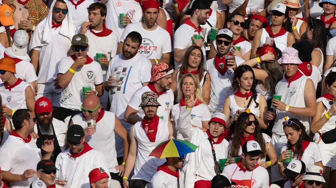 Ambiente en la última corrida de la Feria de San Fermín. Maite H. Mateo..-40