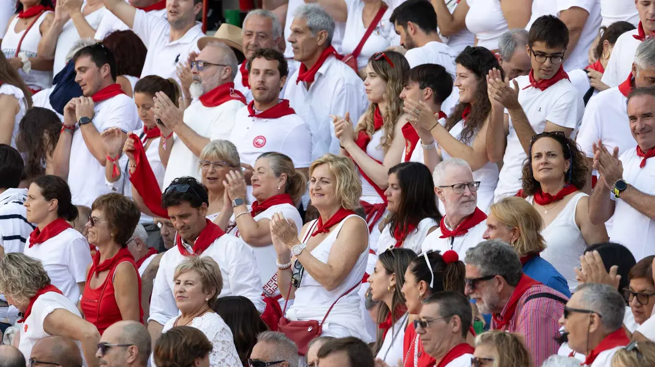 Ambiente en la última corrida de la Feria de San Fermín. Maite H. Mateo..-44