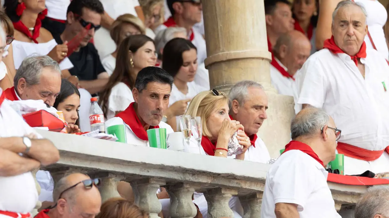 Ambiente en la última corrida de la Feria de San Fermín. Maite H. Mateo..-45