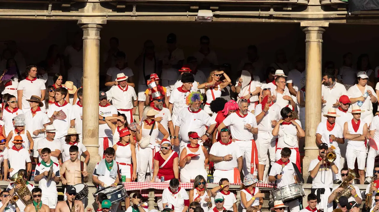 Ambiente en la última corrida de la Feria de San Fermín. Maite H. Mateo..-46