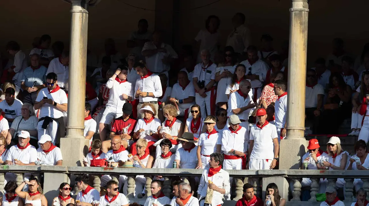 Ambiente en la última corrida de la Feria de San Fermín. Maite H. Mateo..-48