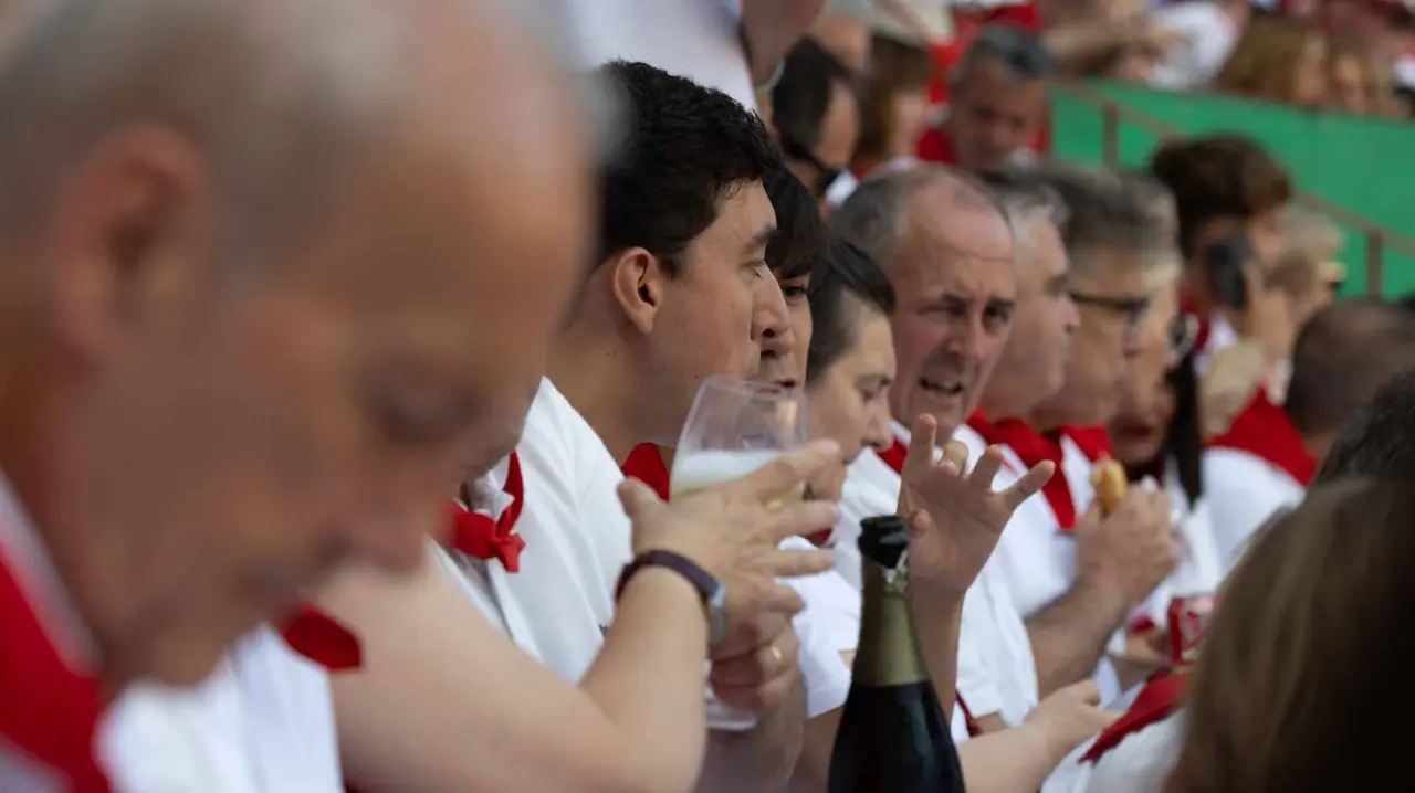 Ambiente en la última corrida de la Feria de San Fermín. Maite H. Mateo..-49