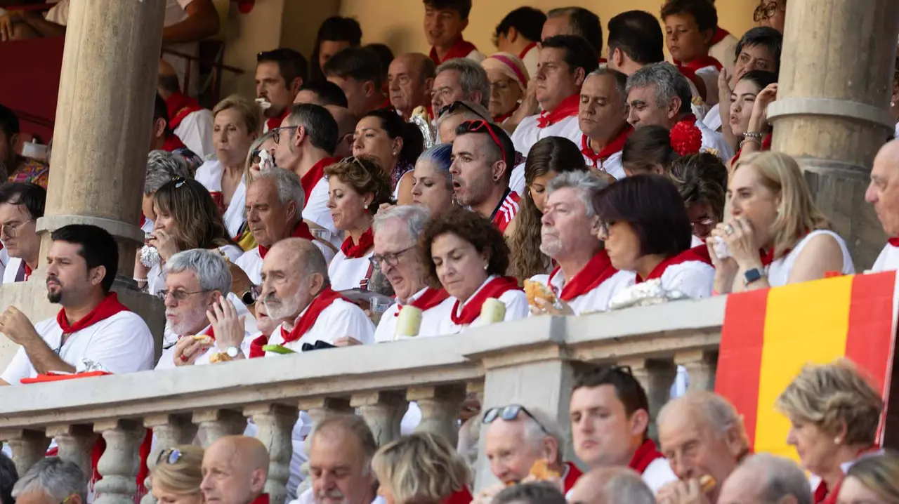 Ambiente en la última corrida de la Feria de San Fermín. Maite H. Mateo..-50
