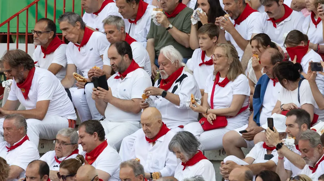 Ambiente en la última corrida de la Feria de San Fermín. Maite H. Mateo..-51