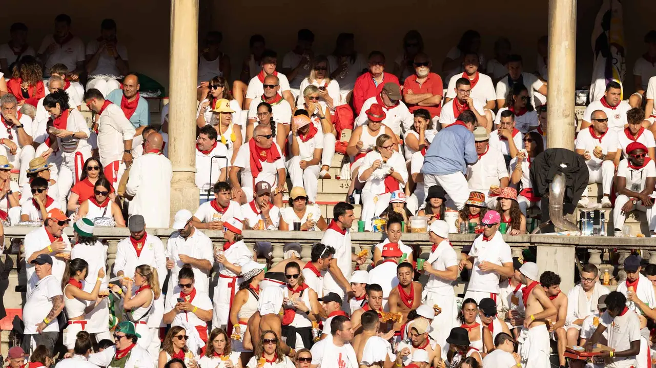 Ambiente en la última corrida de la Feria de San Fermín. Maite H. Mateo..-52