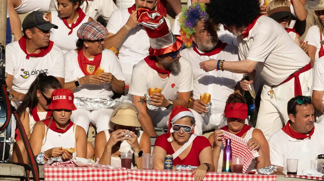 Ambiente en la última corrida de la Feria de San Fermín. Maite H. Mateo..-53