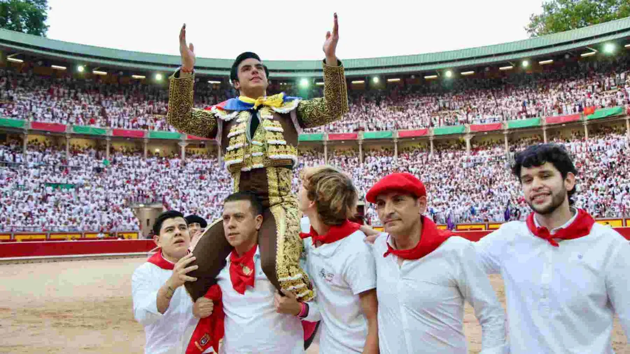 Colombo sale a hombros tras lidiar los toros de Miura. ÍÑIGO ALZUGARAY