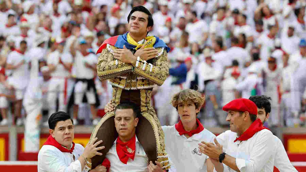 El diestro Jesús Enrique Colombo sale a hombros por la puerta grande tras la décima de abono de la Feria de Toro de los Sanfermines 2025 con toros de la ganadería gaditana de Miura y en la que comparte cartel con Manuel Escribano y Damián Castaño. EFE/ Villar Lopez