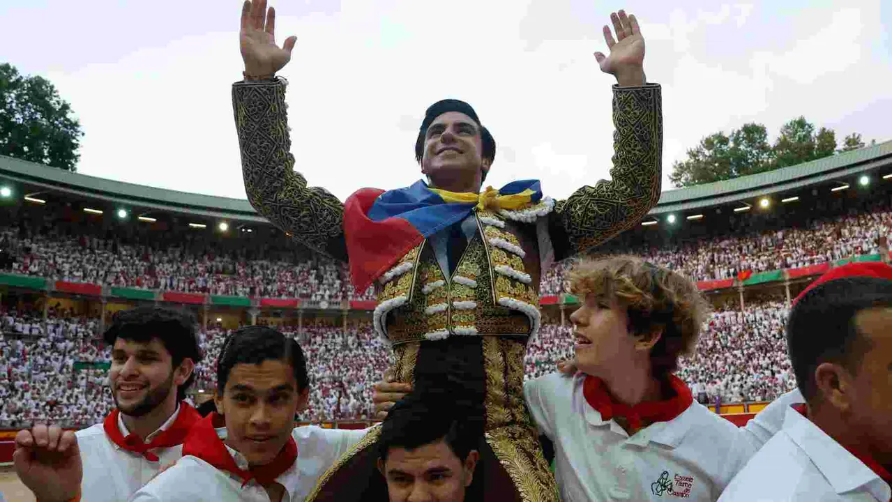 GRAFCAV601. PAMPLONA, 14/07/2025.- El diestro Jesús Enrique Colombo sale a hombros por la puerta grande tras la décima de abono de la Feria de Toro de los Sanfermines 2025 con toros de la ganadería gaditana de Miura y en la que comparte cartel con Manuel Escribano y Damián Castaño. EFE/ Villar Lopez