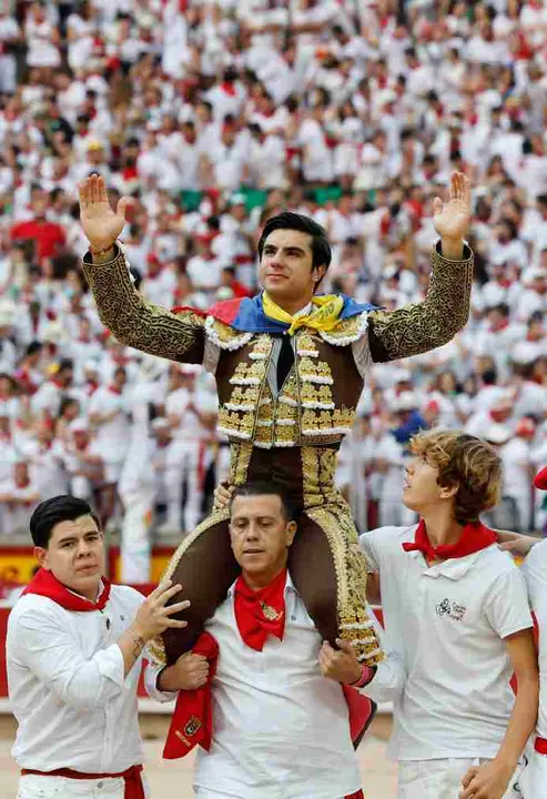 El diestro Jesús Enrique Colombo sale a hombros por la puerta grande tras la décima de abono de la Feria de Toro de los Sanfermines 2025 con toros de la ganadería gaditana de Miura y en la que comparte cartel con Manuel Escribano y Damián Castaño. EFE/ Villar Lopez