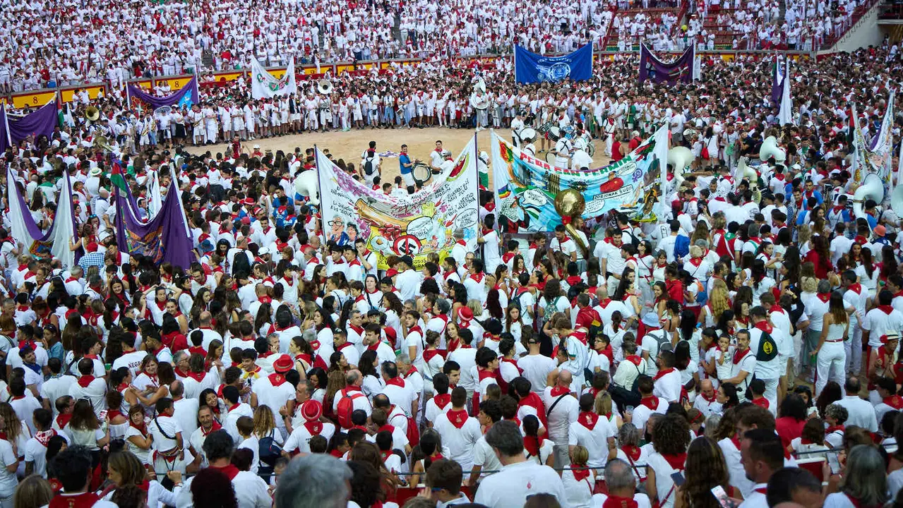 Despedida de las peñas en la Plaza de Toros de Pamplona en el último día de las fiestas de San Fermín de 2025. IÑIGO ALZUGARAY