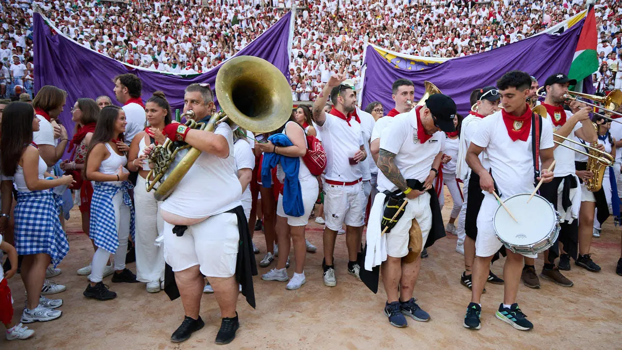 Despedida de las peñas en la Plaza de Toros de Pamplona en el último día de las fiestas de San Fermín de 2025. IÑIGO ALZUGARAY