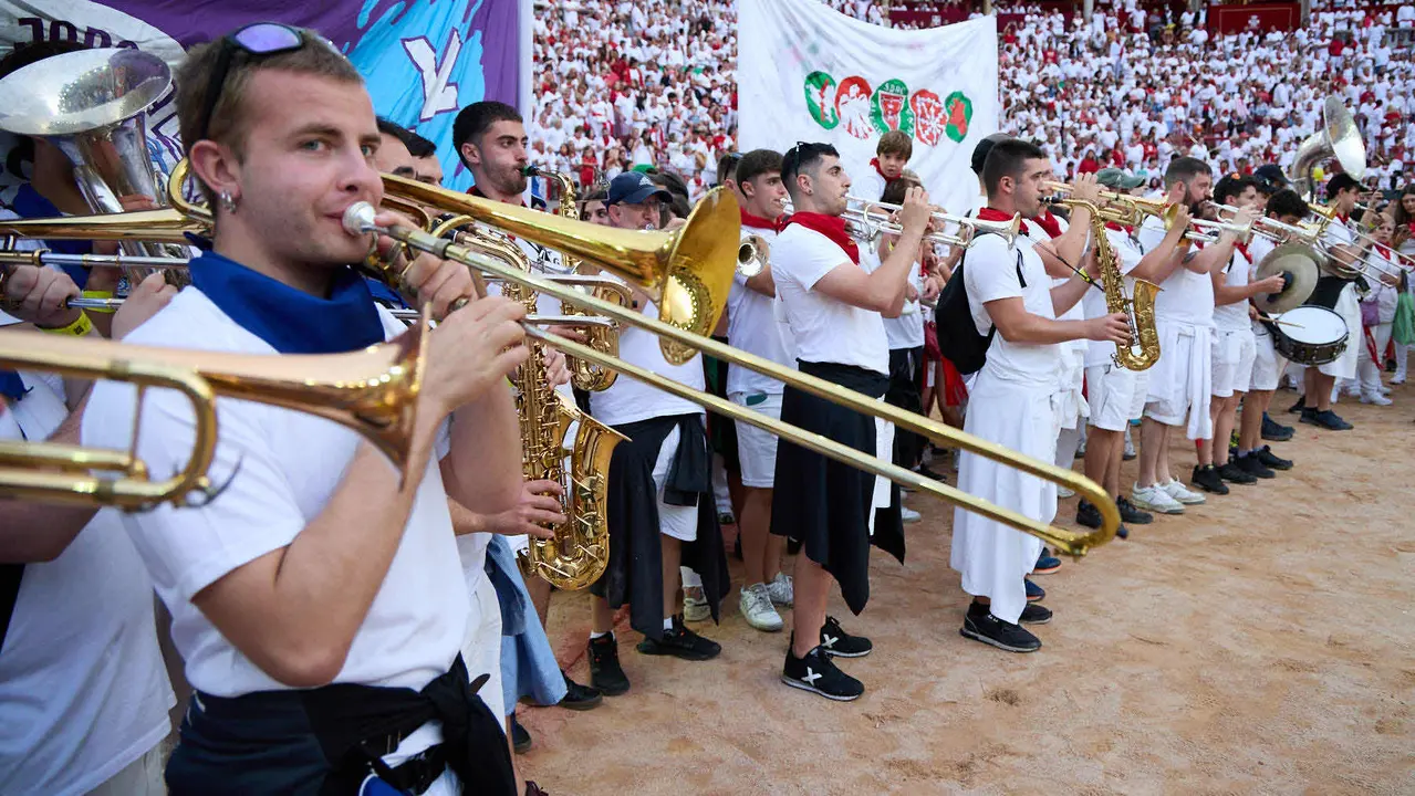 Despedida de las peñas en la Plaza de Toros de Pamplona en el último día de las fiestas de San Fermín de 2025. IÑIGO ALZUGARAY