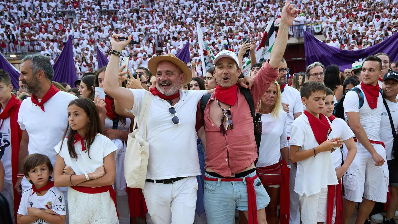 Despedida de las peñas en la Plaza de Toros de Pamplona en el último día de las fiestas de San Fermín de 2025. IÑIGO ALZUGARAY