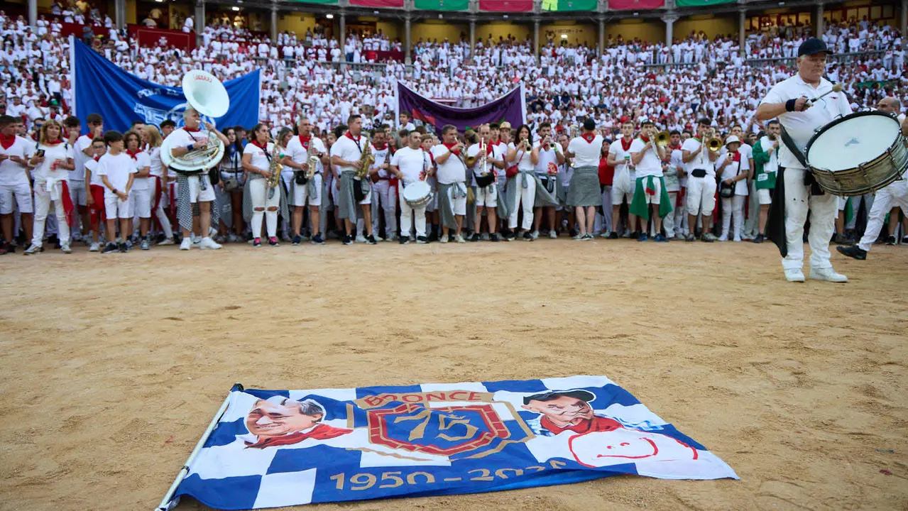 Despedida de las peñas en la Plaza de Toros de Pamplona en el último día de las fiestas de San Fermín de 2025. IÑIGO ALZUGARAY