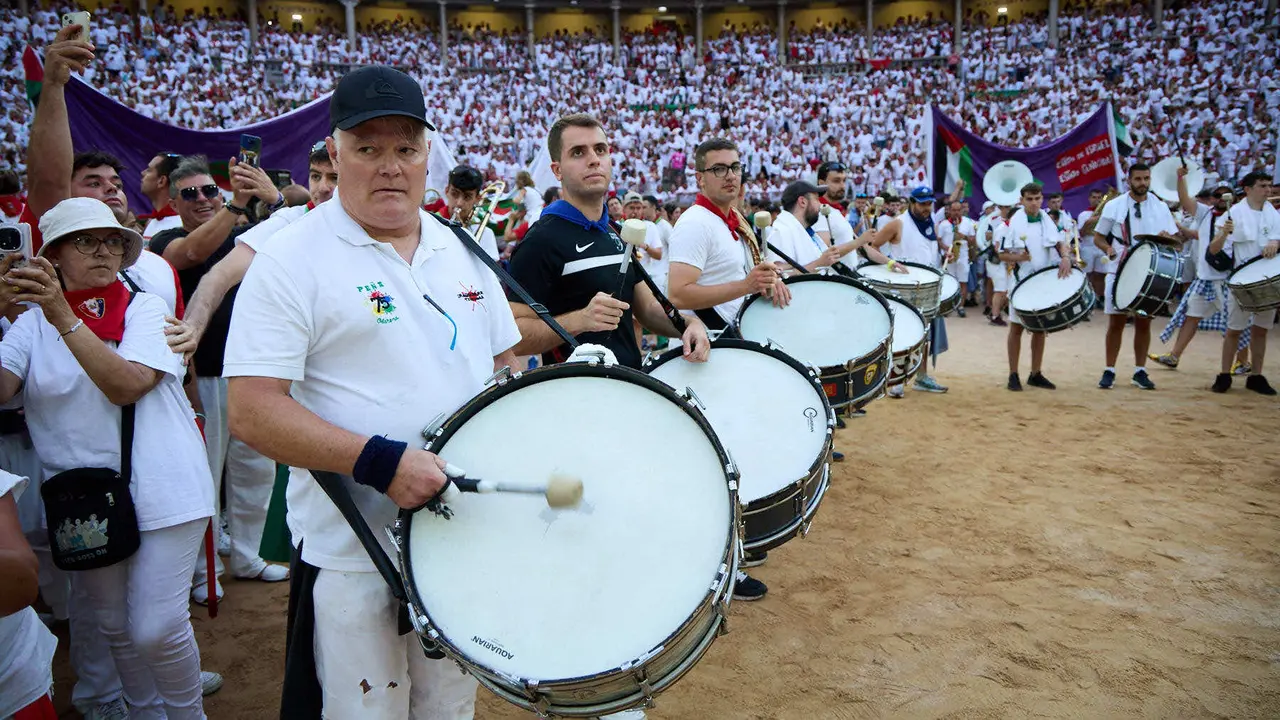 Despedida de las peñas en la Plaza de Toros de Pamplona en el último día de las fiestas de San Fermín de 2025. IÑIGO ALZUGARAY