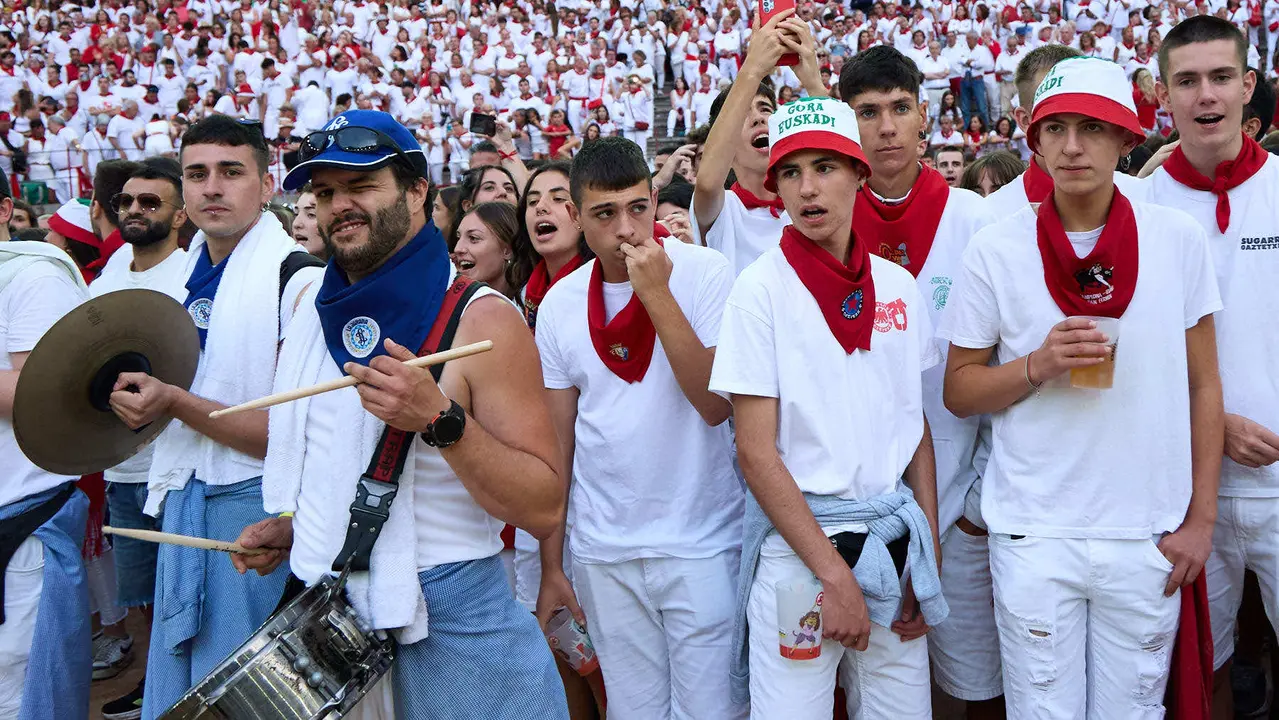 Despedida de las peñas en la Plaza de Toros de Pamplona en el último día de las fiestas de San Fermín de 2025. IÑIGO ALZUGARAY