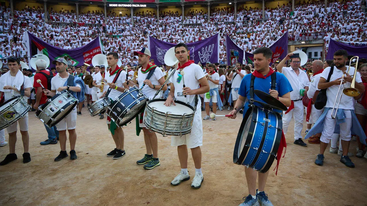 Despedida de las peñas en la Plaza de Toros de Pamplona en el último día de las fiestas de San Fermín de 2025. IÑIGO ALZUGARAY