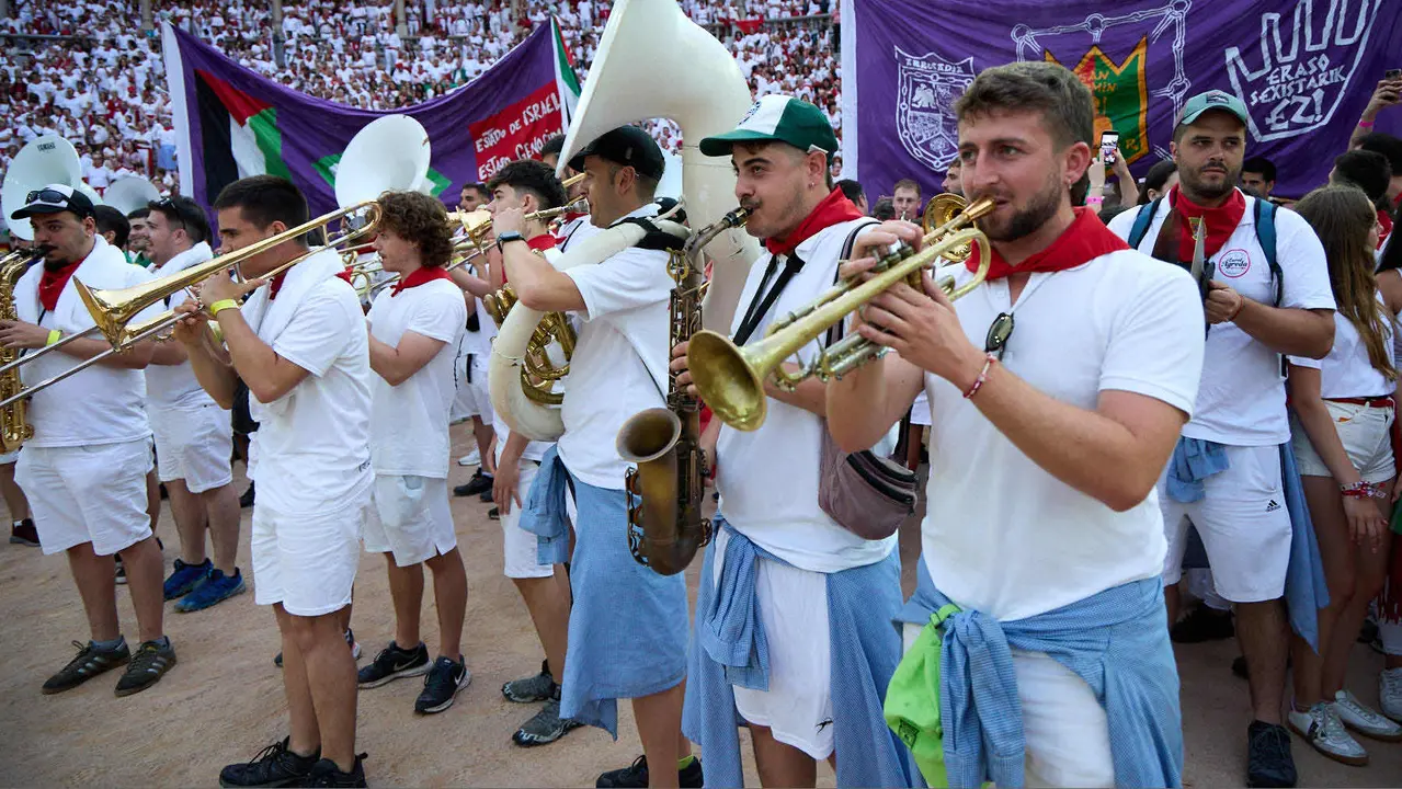 Despedida de las peñas en la Plaza de Toros de Pamplona en el último día de las fiestas de San Fermín de 2025. IÑIGO ALZUGARAY