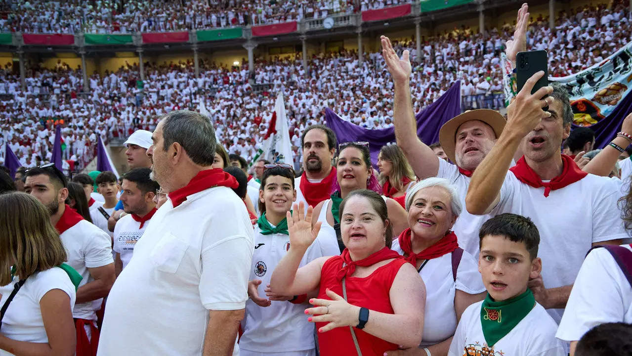 Despedida de las peñas en la Plaza de Toros de Pamplona en el último día de las fiestas de San Fermín de 2025. IÑIGO ALZUGARAY