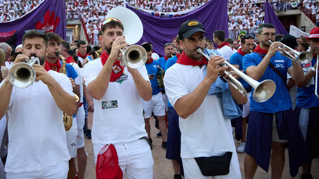 Despedida de las peñas en la Plaza de Toros de Pamplona en el último día de las fiestas de San Fermín de 2025. IÑIGO ALZUGARAY