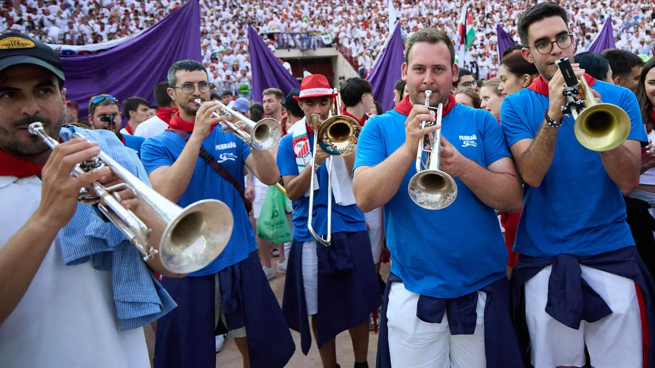 Despedida de las peñas en la Plaza de Toros de Pamplona en el último día de las fiestas de San Fermín de 2025. IÑIGO ALZUGARAY