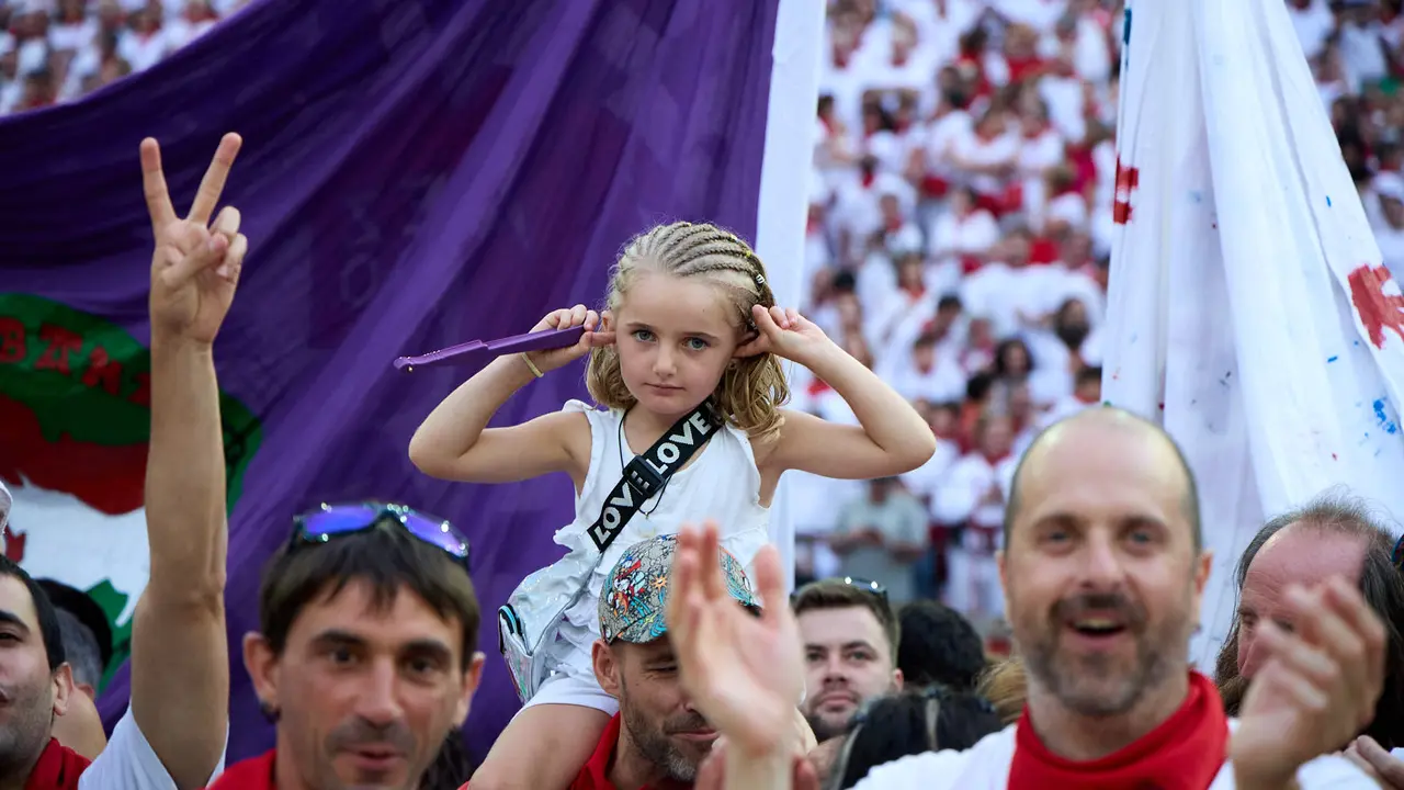 Despedida de las peñas en la Plaza de Toros de Pamplona en el último día de las fiestas de San Fermín de 2025. IÑIGO ALZUGARAY