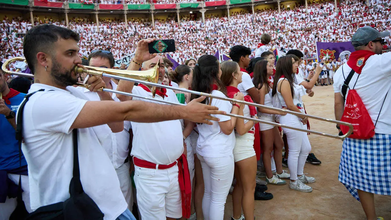 Despedida de las peñas en la Plaza de Toros de Pamplona en el último día de las fiestas de San Fermín de 2025. IÑIGO ALZUGARAY