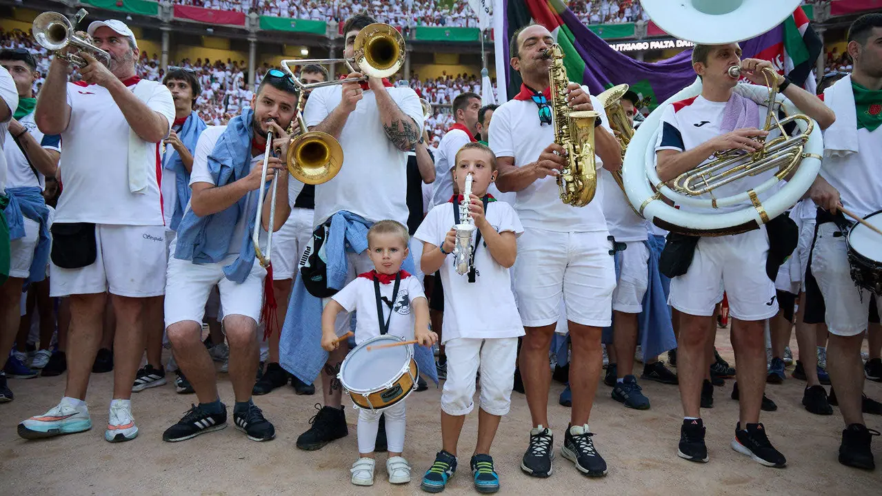 Despedida de las peñas en la Plaza de Toros de Pamplona en el último día de las fiestas de San Fermín de 2025. IÑIGO ALZUGARAY