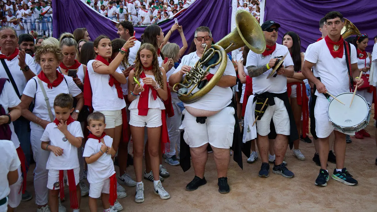 Despedida de las peñas en la Plaza de Toros de Pamplona en el último día de las fiestas de San Fermín de 2025. IÑIGO ALZUGARAY