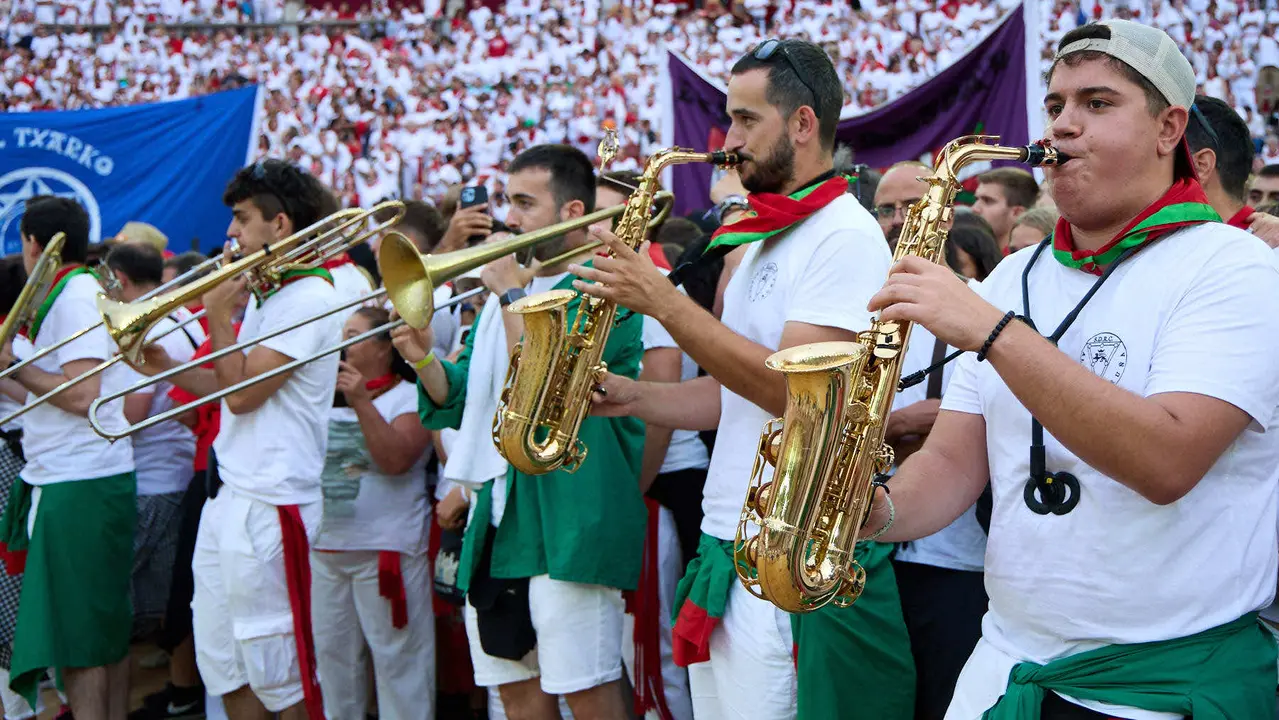 Despedida de las peñas en la Plaza de Toros de Pamplona en el último día de las fiestas de San Fermín de 2025. IÑIGO ALZUGARAY