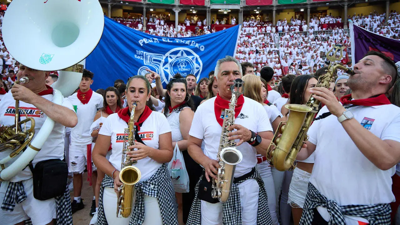 Despedida de las peñas en la Plaza de Toros de Pamplona en el último día de las fiestas de San Fermín de 2025. IÑIGO ALZUGARAY