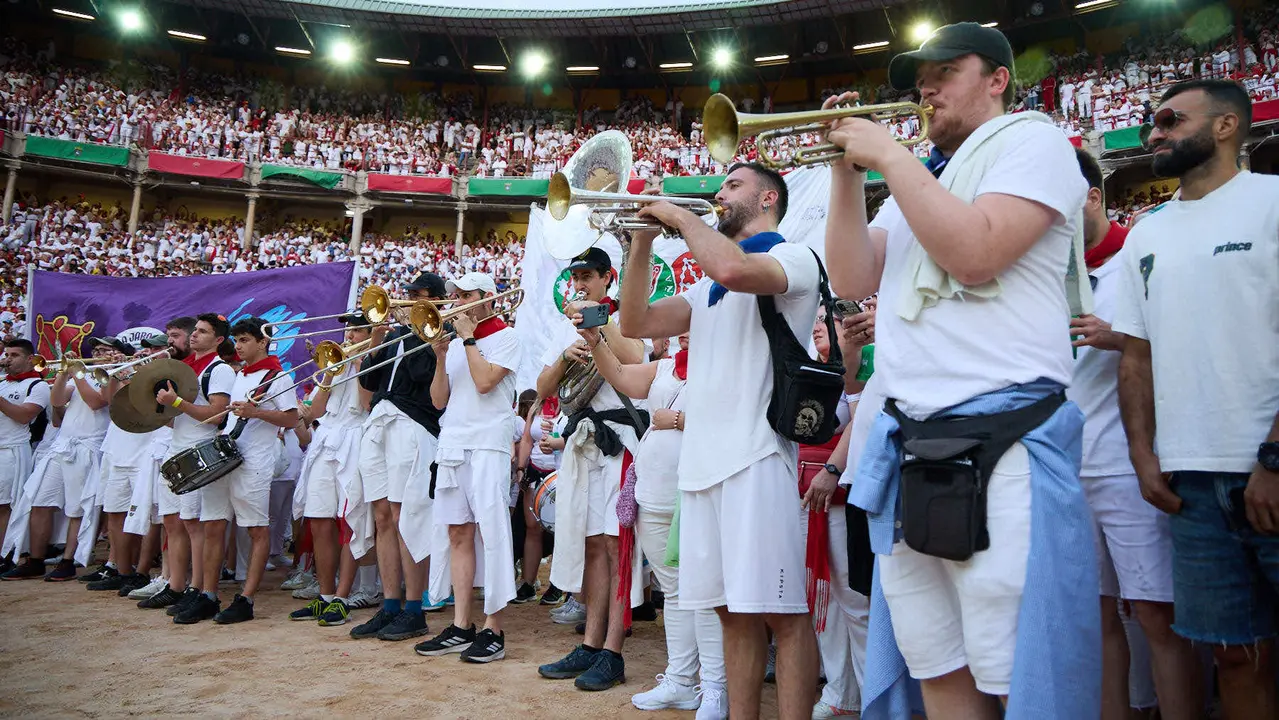 Despedida de las peñas en la Plaza de Toros de Pamplona en el último día de las fiestas de San Fermín de 2025. IÑIGO ALZUGARAY