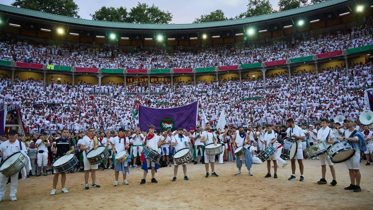 Despedida de las peñas en la Plaza de Toros de Pamplona en el último día de las fiestas de San Fermín de 2025. IÑIGO ALZUGARAY