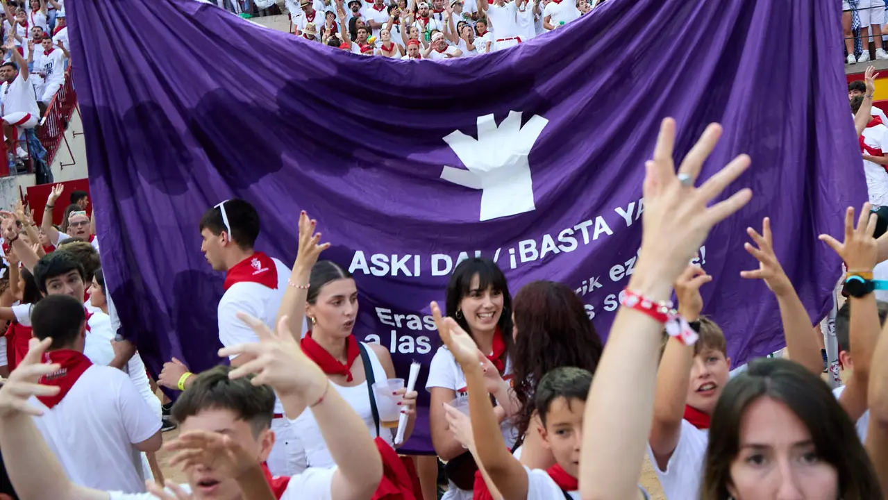 Despedida de las peñas en la Plaza de Toros de Pamplona en el último día de las fiestas de San Fermín de 2025. IÑIGO ALZUGARAY